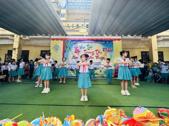 Các em biểu diễn văn nghệ