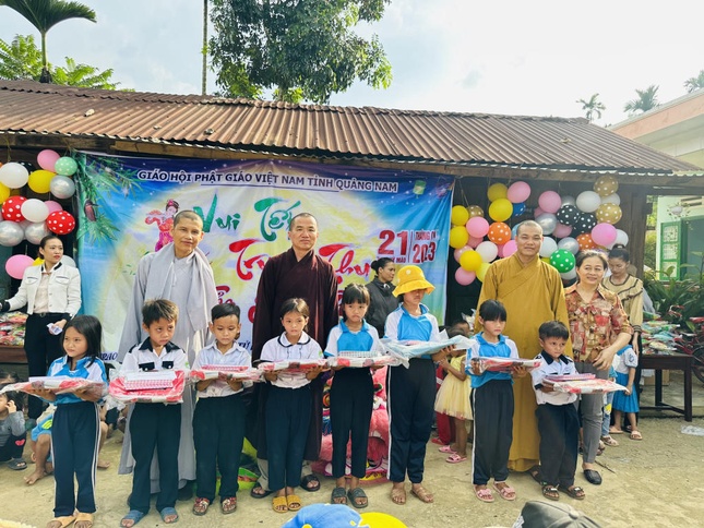 Chư tôn đức Phân ban và Ban Giám hiệu trường trao quà cho các em học sinh