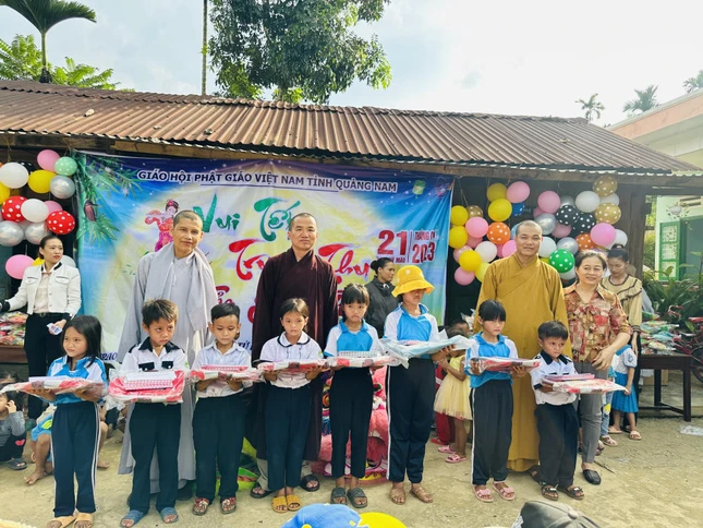 Chư tôn đức Phân ban và Ban Giám hiệu trường trao quà cho các em học sinh