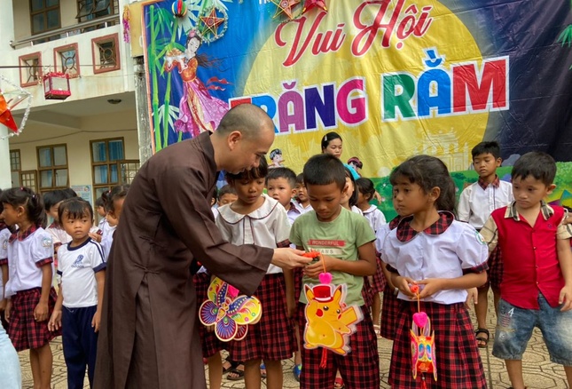 Các em người đồng bào S'Tiêng nhận quà trung thu