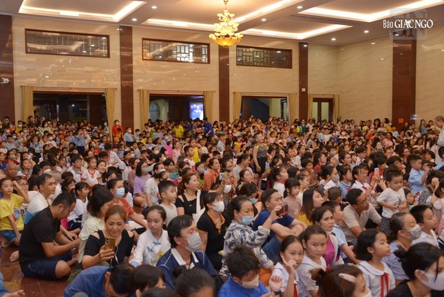 Đêm hội Tết Trung thu với gần 2.000 em thiếu nhi