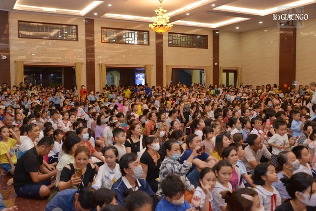 Đêm hội Tết Trung thu với gần 2.000 em thiếu nhi