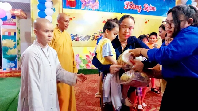 Trao quà trung thu cho các em thiếu nhi Trao quà trung thu cho các em thiếu nhi