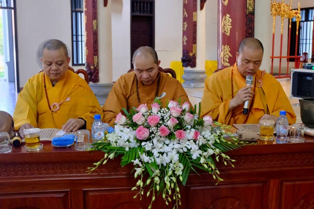 Thượng toạ Thích Thanh Phúc, Chánh Duy-na trường hạ đã tuyên đọc bình văn bài kinh cuối cùng trong kinh Hiền ngu