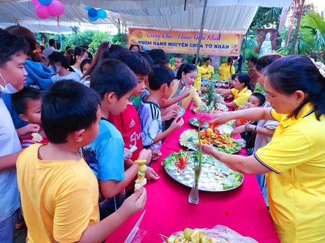 Các em thiếu nhi hân hoan phá cỗ, dự tiệc buffet chay