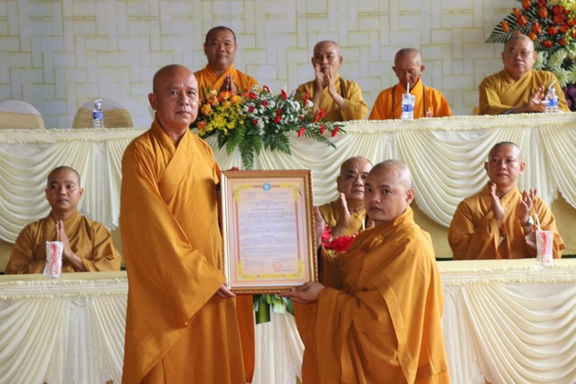 Trao quyết định bổ nhiệm trụ trì chùa Bửu Liên đến Đại đức Thích Minh Trung đảm nhiệm chức vụ trụ trì