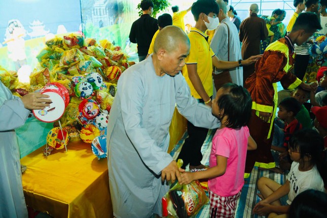 Ban Từ thiện xã hội Phật giáo tỉnh Khánh Hòa trao quà trung thu cho thiếu nhi tại chùa Hàn Nguyên Ban Từ thiện xã hội Phật giáo tỉnh Khánh Hòa trao quà trung thu cho thiếu nhi tại chùa Hàn Nguyên
