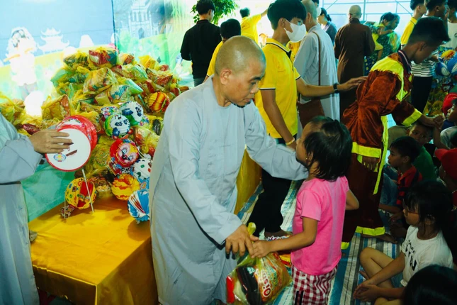 Ban Từ thiện xã hội Phật giáo tỉnh Khánh Hòa trao quà trung thu cho thiếu nhi tại chùa Hàn Nguyên Ban Từ thiện xã hội Phật giáo tỉnh Khánh Hòa trao quà trung thu cho thiếu nhi tại chùa Hàn Nguyên