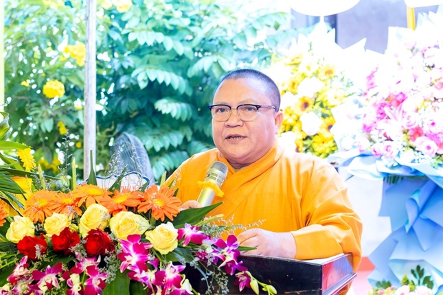Thượng tọa Thích Huệ Phát, Trưởng ban Trị sự GHPGVN Thị xã phát biểu khai mạc