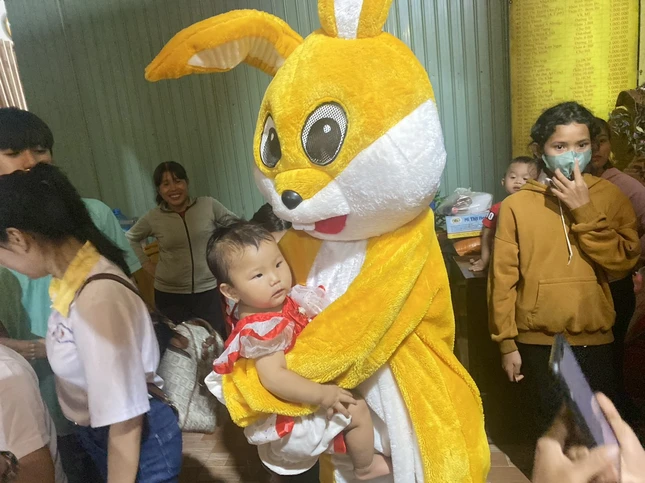 Các em cũng được thưởng thức các tiết mục múa lân, xem trích đoạn sự tích chú Cuội và chị Hằng