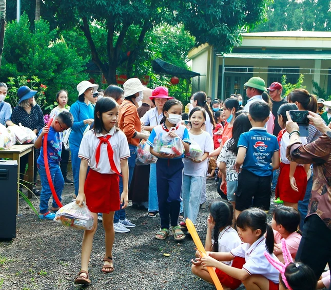 Các em thiếu nhi nhận quà trung thu từ Phật tử thiền viện Vạn Hạnh, Q.Phú Nhuận
