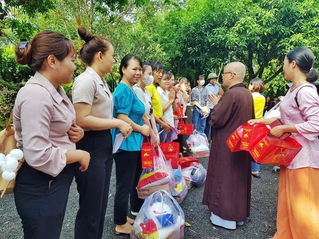 Hòa thượng Thích Chơn Nguyên trao quà từ thiện