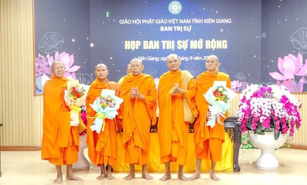 Hòa thượng Danh Đổng tặng hoa chúc mừng thành viên Ban Quản trị chùa Tổng Quản