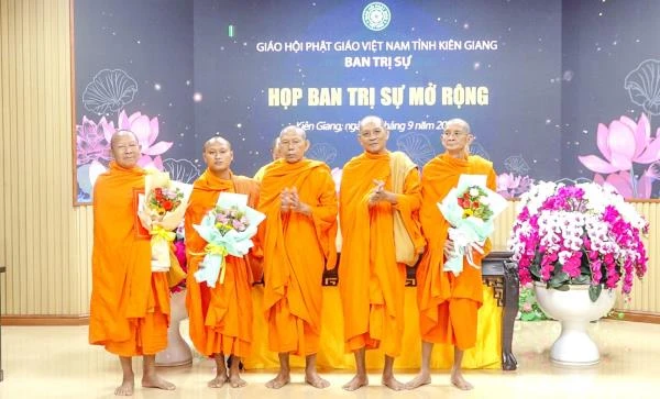 Hòa thượng Danh Đổng tặng hoa chúc mừng thành viên Ban Quản trị chùa Tổng Quản Hòa thượng Danh Đổng tặng hoa chúc mừng thành viên Ban Quản trị chùa Tổng Quản