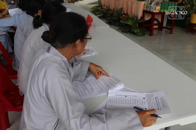 Nhiều Phật tử lớn tuổi cũng tham gia khóa tu, làm bài thi trắc nghiệm Nhiều Phật tử lớn tuổi cũng tham gia khóa tu, làm bài thi trắc nghiệm