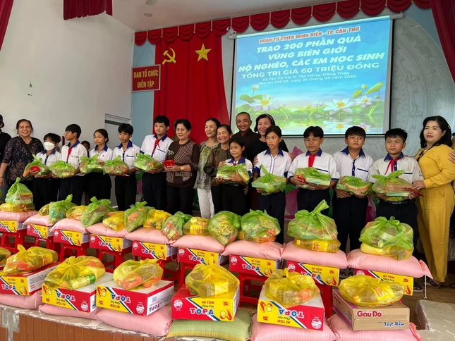 Đại đức Thích Minh Không và đoàn từ thiện Minh Hiền Đại đức Thích Minh Không và đoàn từ thiện Minh Hiền