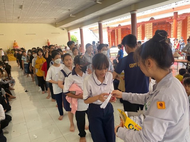 Các em thiếu nhi đón nhận những phần quà trung thu