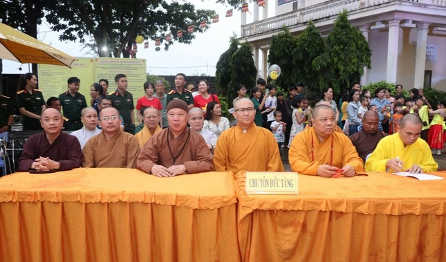 Chư tôn đức tham dự đêm trung thu tại Trung tâm Nhân đạo Hộ Pháp