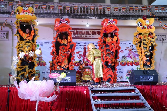 Tiết mục lân sư rồng biểu diễn phục vụ cho các em thiếu nhi