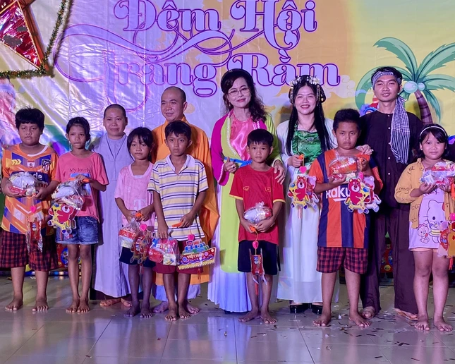 Trao quà trung thu cho các em thiếu nhi tại chùa Thanh Lâm