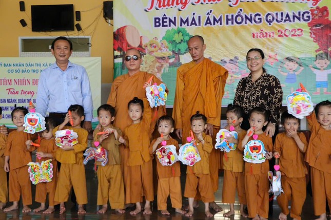 Trao quà trung thu đến các em mồ côi đang nuôi dưỡng tại trung tâm - Ảnh: CTV