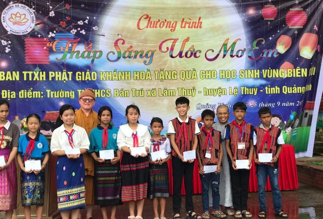 Ban Từ thiện xã hội còn tặng 10 suất học bổng cho các em học sinh