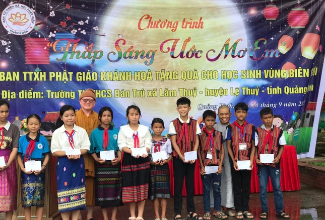 Ban Từ thiện xã hội còn tặng 10 suất học bổng cho các em học sinh