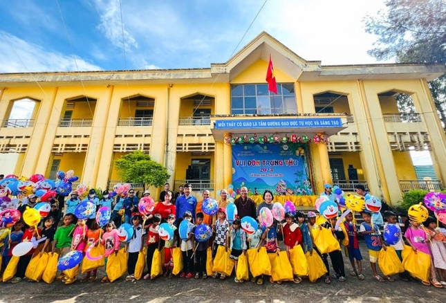 Các em học sinh được tặng quà trung thu