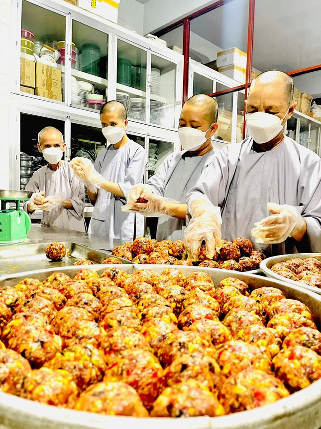 Cẩn thận trong chế biến từng chiếc bánh, không khí Tết Trung thu lan tỏa khắp cả chùa