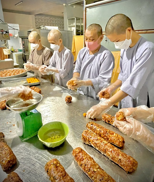 Nhân bánh thập cẩm được xào, cân, đo, đong, đếm trước khi cho vào vỏ bánh