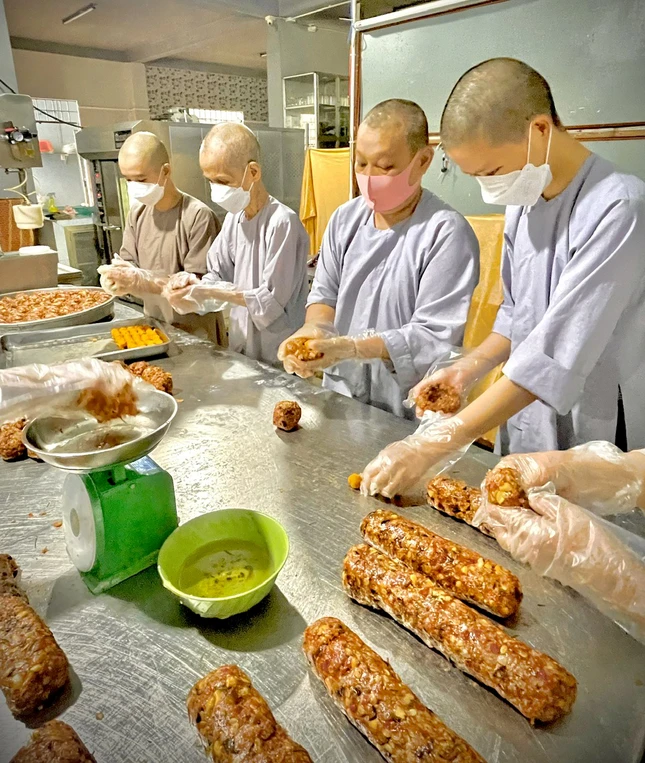 Nhân bánh thập cẩm được xào, cân, đo, đong, đếm trước khi cho vào vỏ bánh