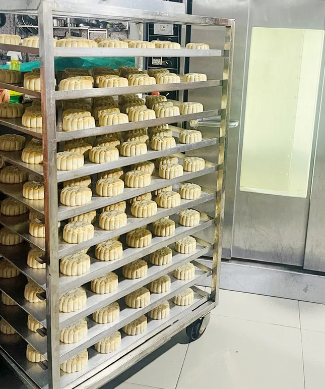 Những chiếc bánh trung thu sẽ đem nướng và đem lại niềm vui cho trẻ em trong Tết Trung thu yêu thương tại các tự viện, trường học trên địa bàn TP.Mỹ Tho