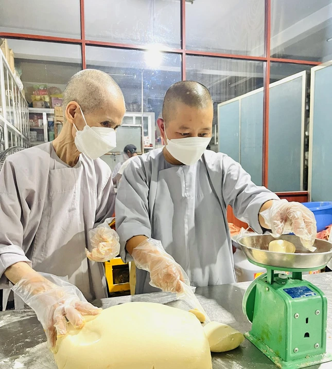 Khâu làm vỏ, cân chính xác cho 1 chiếc vỏ bánh cũng rất quan trọng quyết định hình thức và chất lượng chiếc bánh