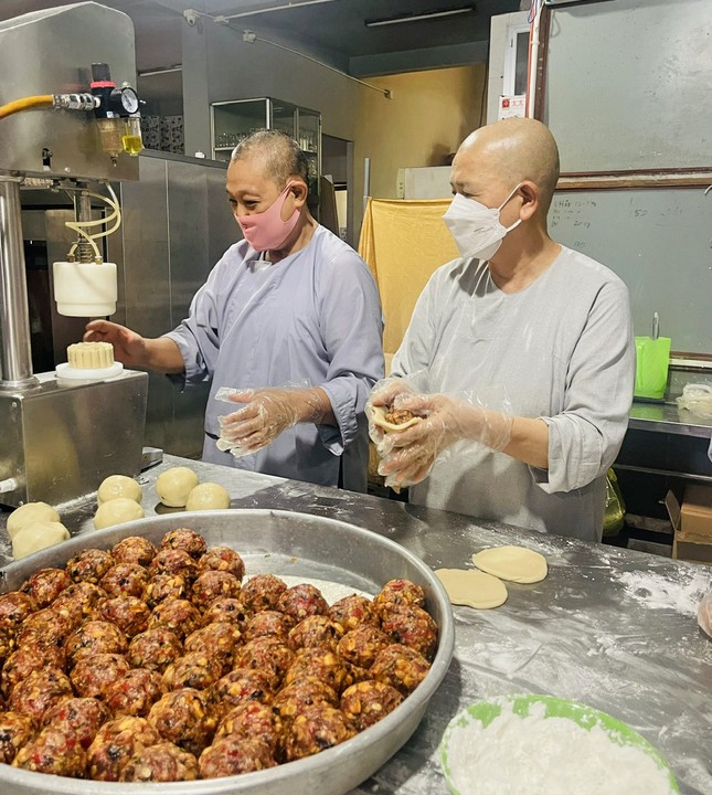 Nhân bánh được bộc trong vỏ bánh và được máy ép khuôn cho ra một chiếc bánh đẹp