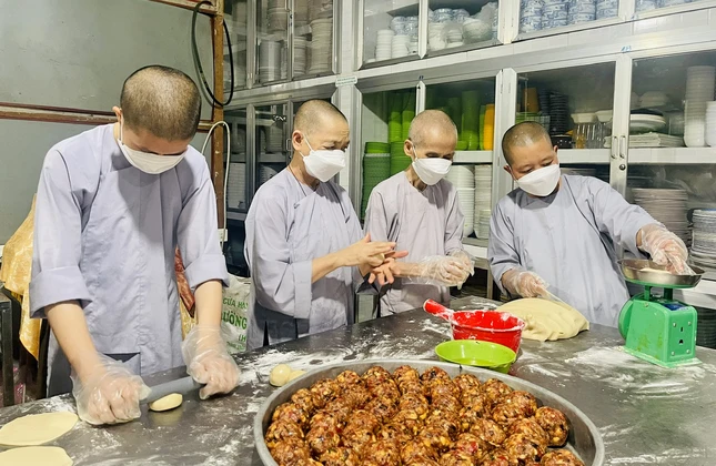 Các sư cô cẩn thận trong từng công đoạn sản xuất, cân vỏ bánh cũng cần chính xác