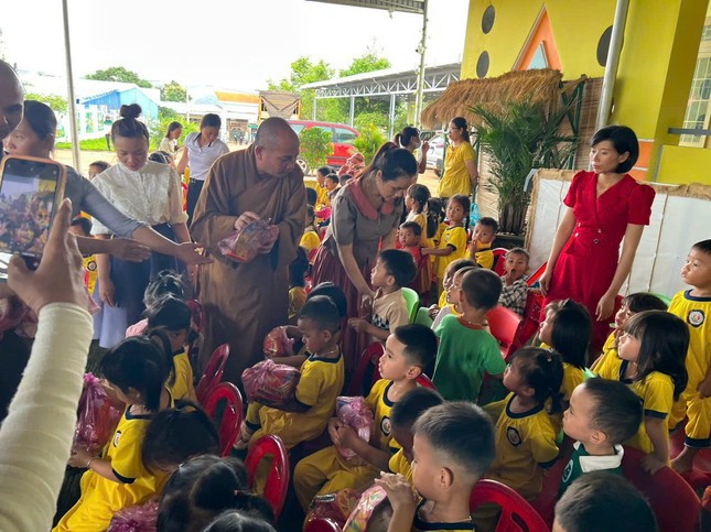 Ban Hướng dẫn Phật tử, Ban Từ thiện xã hội tỉnh Đắk Nông tổ chức chương trình ngày hội "Vầng trăng tuổi thơ"