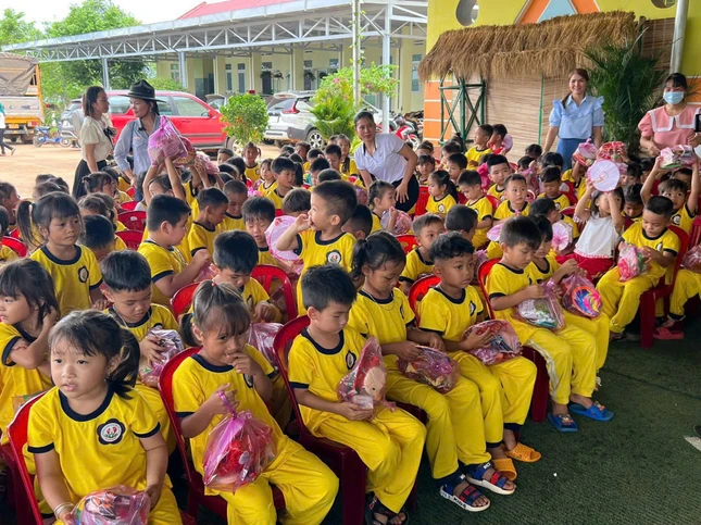 Các cháu mẫu giáo được tặng quà trung thu