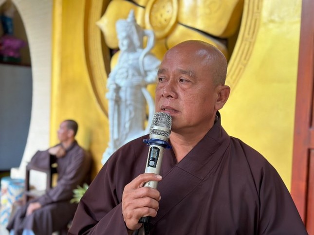 Thượng tọa Thích Thanh Mẫn, Trưởng ban Trị sự GHPGVN huyện phát biểu chào mừng