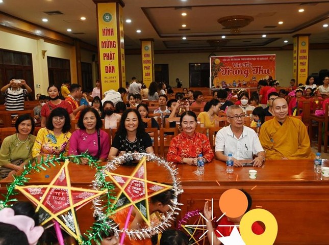 Ban Tổ chức đêm hội trung thu tại chùa Quán Sứ