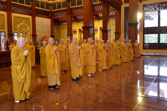 Chư tôn đức đảnh lễ Tam bảo tại chánh điện Việt Nam Quốc Tự