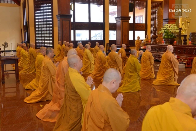 Mỗi người xuất gia đều tuân thủ tham dự theo quy định