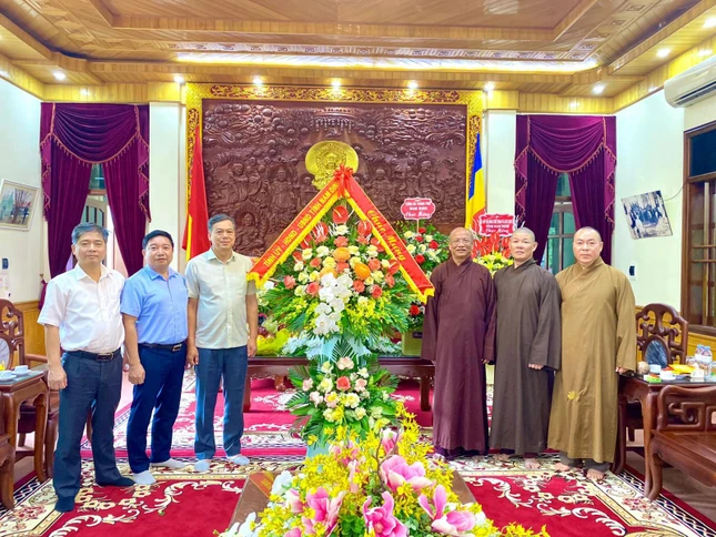 Ông Trần Lê Đoài, Phó Chủ tịch UBND tỉnh Nam Định làm trưởng đoàn đã đến thăm, chúc mừng Hoà thượng Thích Quảng Hà và GHPGVN tỉnh hoàn thành khóa An cư kết hạ