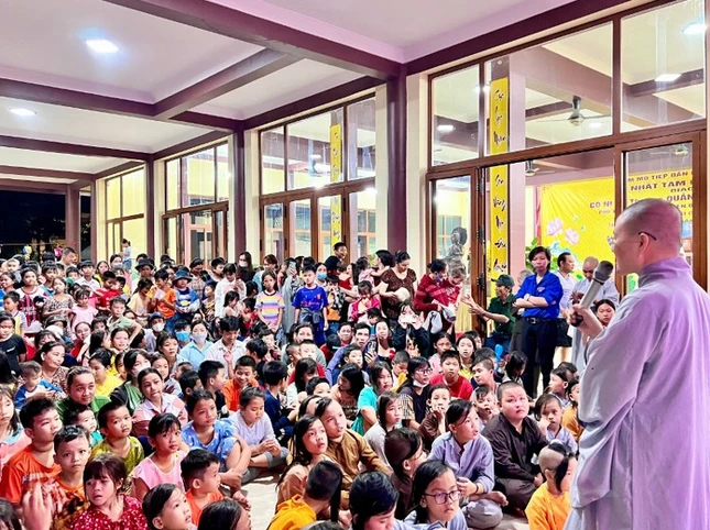 Sư cô Thích nữ Nhuận Thiện, trụ trì chùa Từ Ân chúc mừng các em thiếu nhi