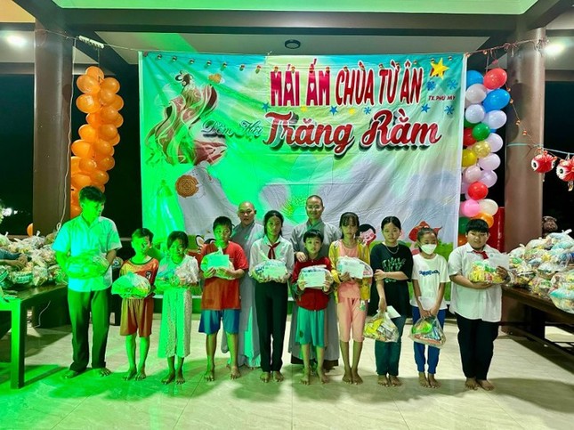 Trao học bổng cho học sinh