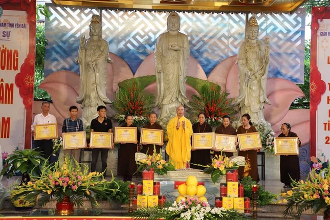 Ban Trị sự tỉnh trao Bằng công đức đến các Phật tử Ban Trị sự tỉnh trao Bằng công đức đến các Phật tử