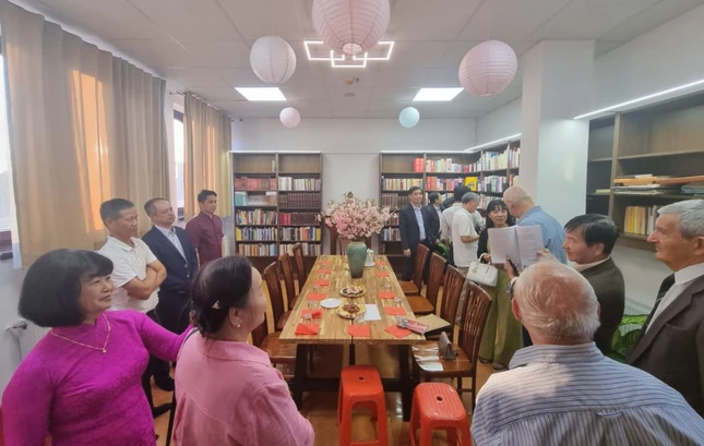 Thư viện hiện gồm hai phòng sách với hơn 200 đầu sách