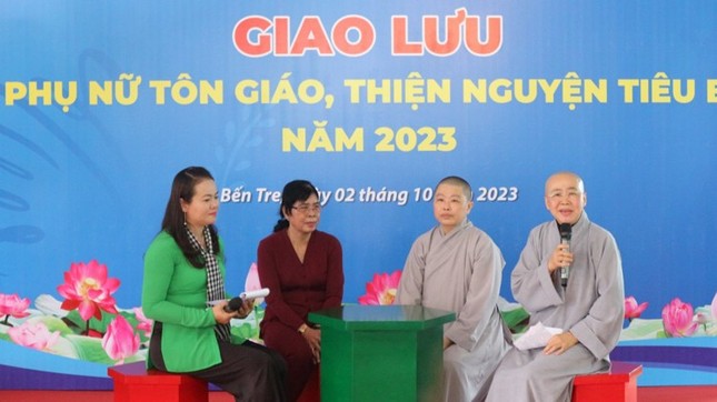 Ni sư Thích nữ Huệ Dâng, Phó Trưởng Phân ban Ni giới T.Ư kiêm Trưởng Tiểu ban Hướng dẫn Phật tử chia sẻ tại buổi giao lưu