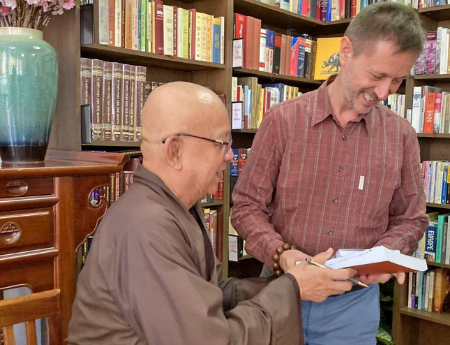 Hòa thượng Thích Thiện Bảo ký tặng hồi ký Chùa Việt trong tâm người xa xứ đến ngài đại sứ