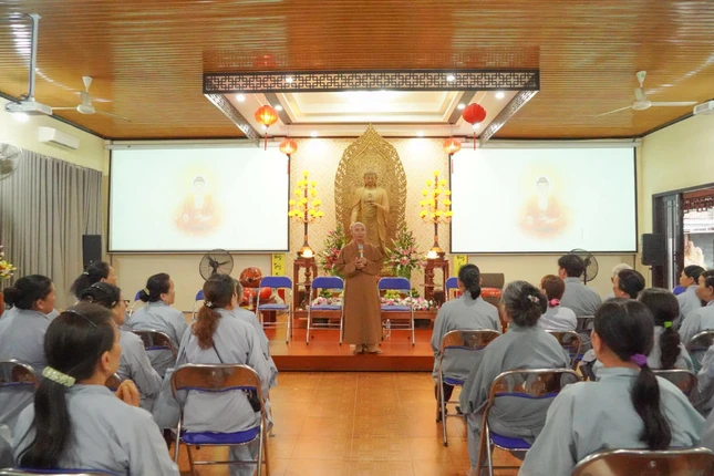 Hòa thượng Thích Hạnh Nhẫn động viên đạo tràng tu học