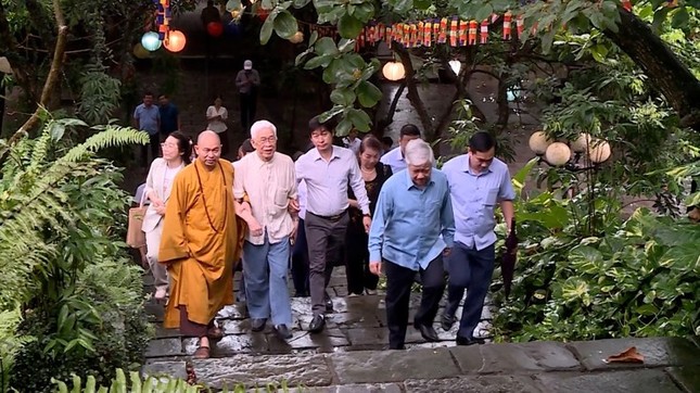 Thượng tọa Thích Đức Thiện hướng dẫn phái đoàn tham quan chùa Phật Tích